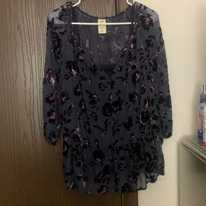 Women’s medium blouse.